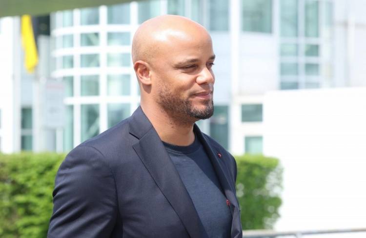 图片报：拜仁全队返回慕尼黑时神情严峻，仅埃贝尔一人露出笑容